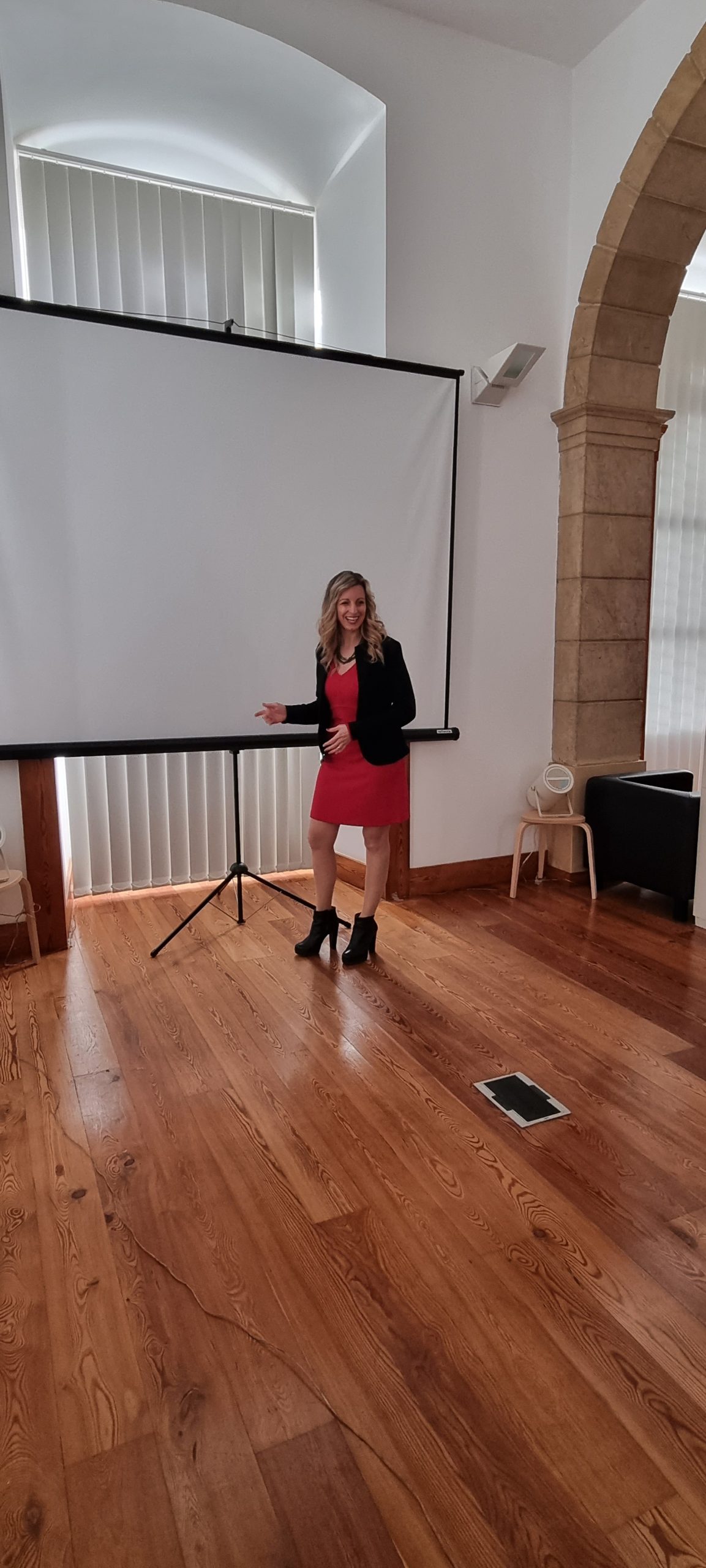 Maryanna Franco giving an SEO workshop in Coimbra, Portugal